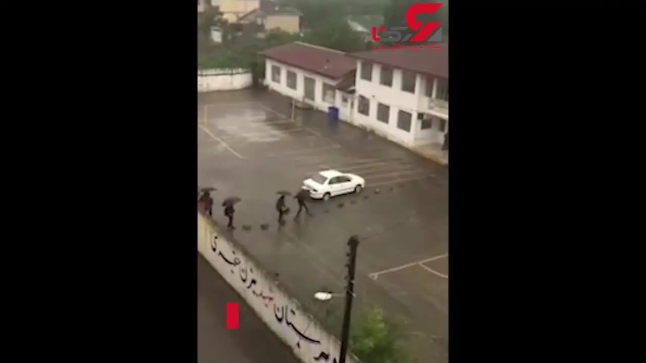 فیلمی از رفتن دانش‌آموزان صومعه سرا در زیر باران سیل آسا به مدرسه! + تصویر