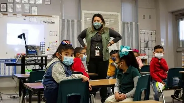 دانش آموزان آمریکایی این روزها، حضوری مدرسه می روند / اینترنت رایگان برای خانواده های ورشکسته + صوت