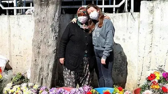 سواستفاده یک دختر از مادر دستفروش  + فیلم و عکس