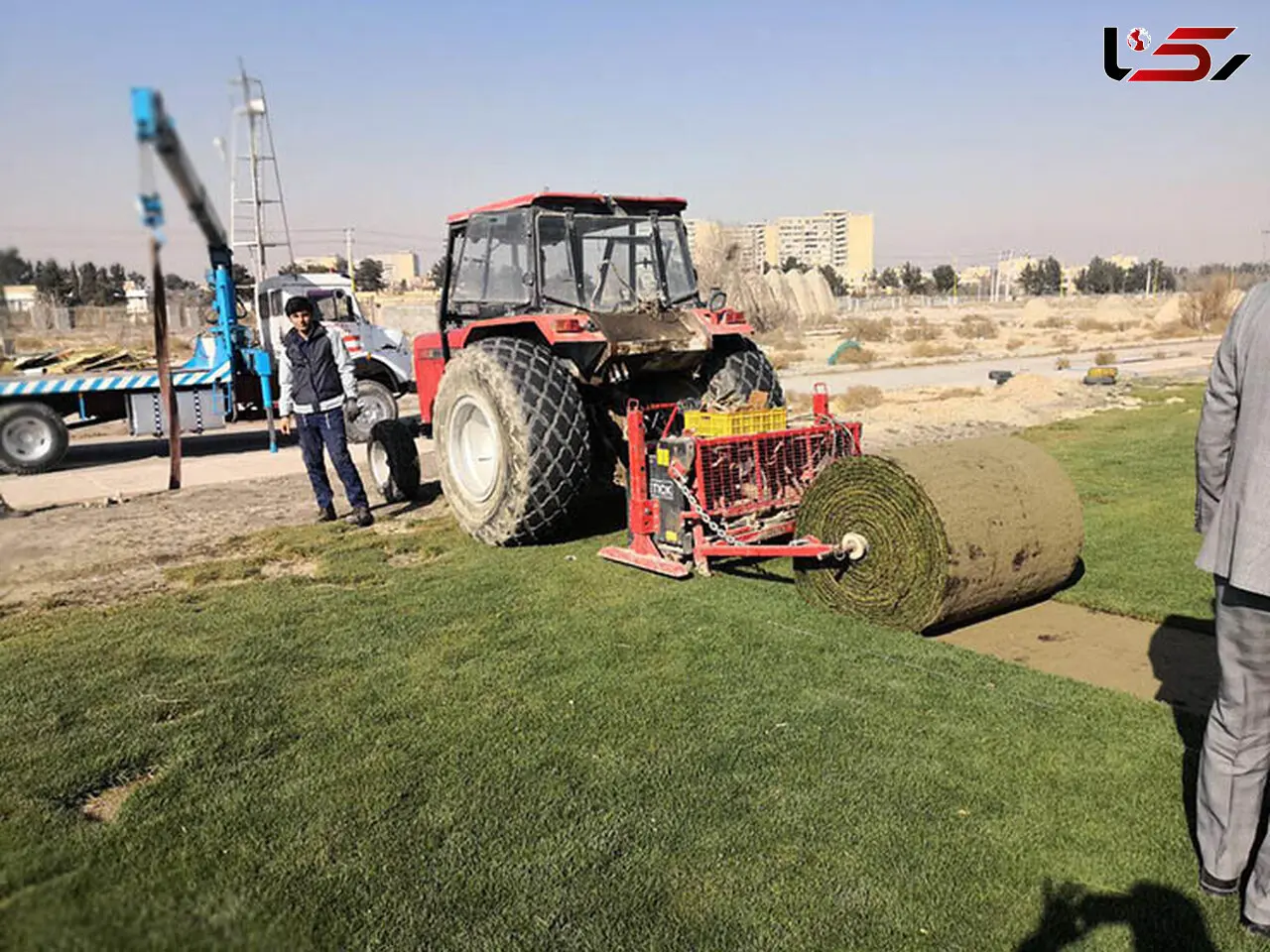 چمن رول‌شده در حال انتقال به فولادشهر + عکس