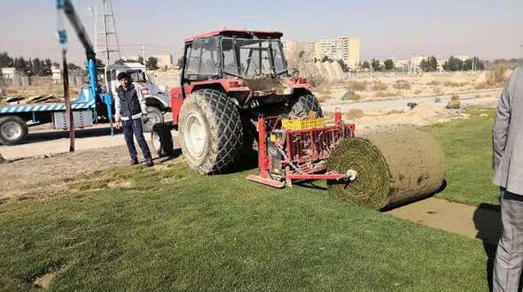 چمن رول‌شده در حال انتقال به فولادشهر + عکس