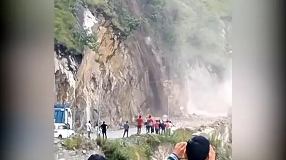 فیلم لحظه رانش زمین در جاده کوهستانی / همه وحشت کردند