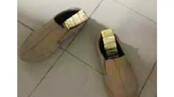 دستگیری مسافر پرواز اروپا با کفش های طلا‎ + عکس