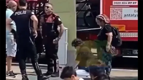 ببینید / ترفند عجیب یک متهم برای عدم دستگیری توسط پلیس / اقامه نماز وسط خیابان! + فیلم