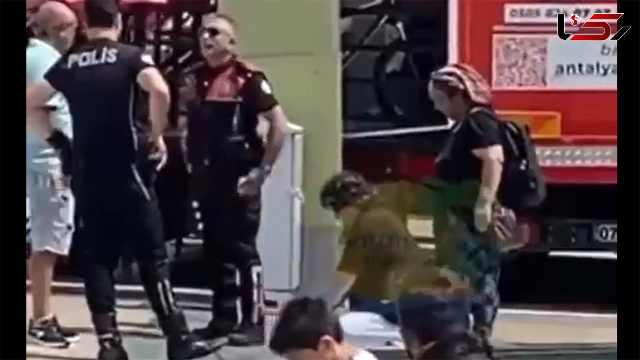 ببینید / ترفند عجیب یک متهم برای عدم دستگیری توسط پلیس / اقامه نماز وسط خیابان! + فیلم