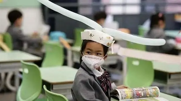 کلاه یک متری بر سر دانش آموزان چینی +تصاویر