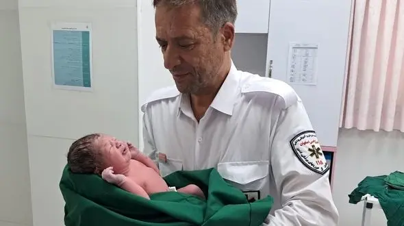 نوزاد عجول چگونه در آمبولانس به دنیا آمد! 