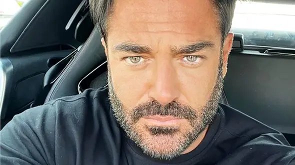 محمدرضا گلزار با تیپ متفاوت در تلویزیون/ عکس