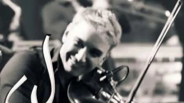 دانلود آهنگ باشکوه شادمهر عقیلی به نام مدال / حس میکنم برا خوبه نباشم یه کم ...