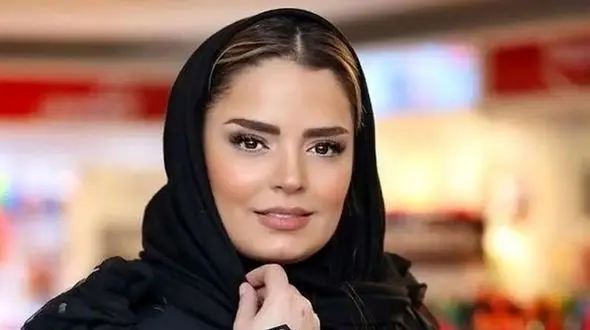 استایل زمستانی سپیده خداوردی، بازیگر سریال «از یاد رفته» در یک کافه