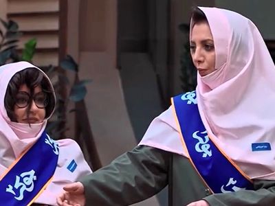 ویدئو/دکلمه خنده‌دار رویا میرعلمی از آهنگ نوستالژی دهه 80 گروه آریان، از شدت خنده غش کرد