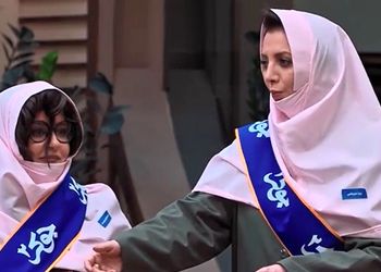 ویدئو/دکلمه خنده‌دار رویا میرعلمی از آهنگ نوستالژی دهه 80 گروه آریان، از شدت خنده غش کرد
