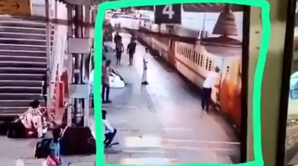 ببینید / نجات از مرگ با قطار