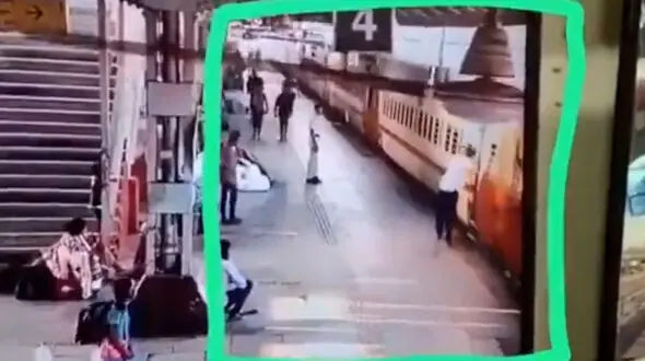 ببینید / نجات از مرگ با قطار