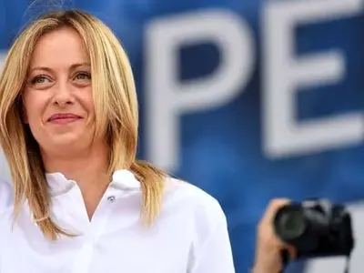 فیلم کیک تولد خاص جورجیا ملونی نخست وزیر پرحاشیه ایتالیا / خواندن ترانه تولدت مبارک به زبان ایتالیایی