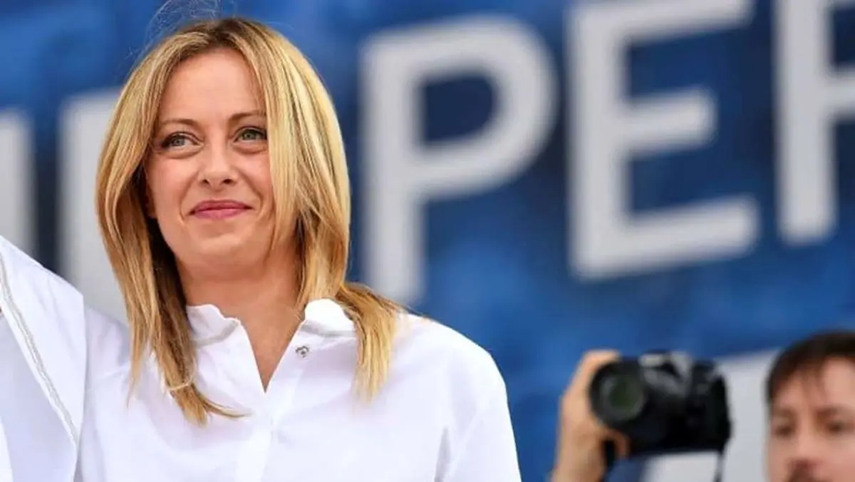 فیلم کیک تولد خاص جورجیا ملونی نخست وزیر پرحاشیه ایتالیا / خواندن ترانه تولدت مبارک به زبان ایتالیایی