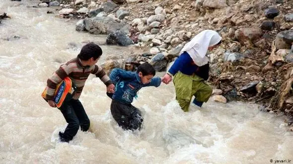 دانش آموزانی که 50 کیلومتر طی می کنند تا به مدرسه برسند/ بی اطلاعی آموزش و پرورش از امکانات رسانه ای!