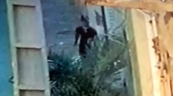 فیلم لحظه سرقت یک موتورسیکلت توسط پسر 15 ساله آبادانی