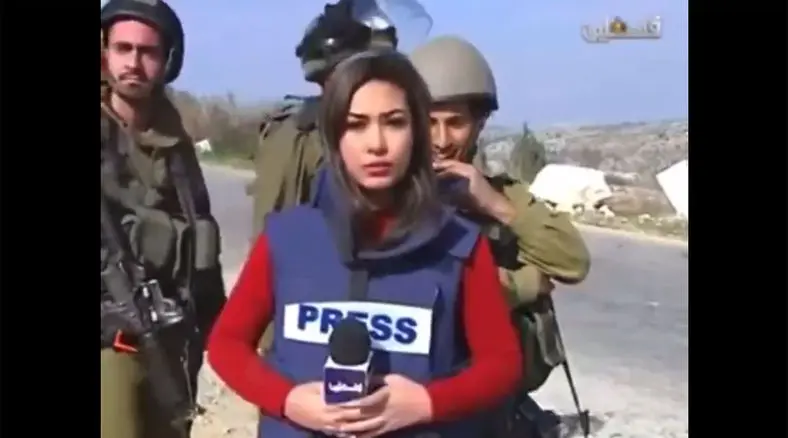 فیلم بی شرمی سربازان اسرائیلی  با خبرنگار زن! / آزار خانم خبرنگار جلوی دوربین تلویزیونش /  ماجرای رفتار گستاخانه ای که رسانه‌ها را شوکه کرد