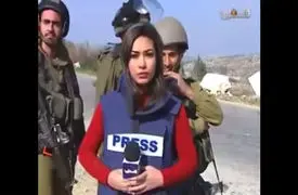 فیلم بی شرمی سربازان اسرائیلی  با خبرنگار زن! / آزار خانم خبرنگار جلوی دوربین تلویزیونش /  ماجرای رفتار گستاخانه ای که رسانه‌ها را شوکه کرد