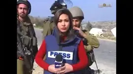 فیلم بی شرمی سربازان اسرائیلی  با خبرنگار زن! / آزار خانم خبرنگار جلوی دوربین تلویزیونش /  ماجرای رفتار گستاخانه ای که رسانه‌ها را شوکه کرد