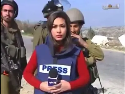 فیلم بی شرمی سربازان اسرائیلی  با خبرنگار زن! / آزار خانم خبرنگار جلوی دوربین تلویزیونش /  ماجرای رفتار گستاخانه ای که رسانه‌ها را شوکه کرد