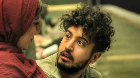 فیلم / مهرداد صدیقیان: یه خانومی بود عاشقم بود ... بدجور هم پیگیرم بود، هر روز با ماشینش میومد دنبالم و تعقیبم می کرد تا اینکه یه روز.../ دختره خیلی مهربون بود اما ...