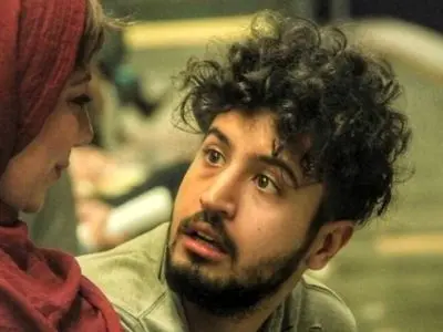 فیلم / مهرداد صدیقیان: یه خانومی بود عاشقم بود ... بدجور هم پیگیرم بود، هر روز با ماشینش میومد دنبالم و تعقیبم می کرد تا اینکه یه روز.../ دختره خیلی مهربون بود اما ...