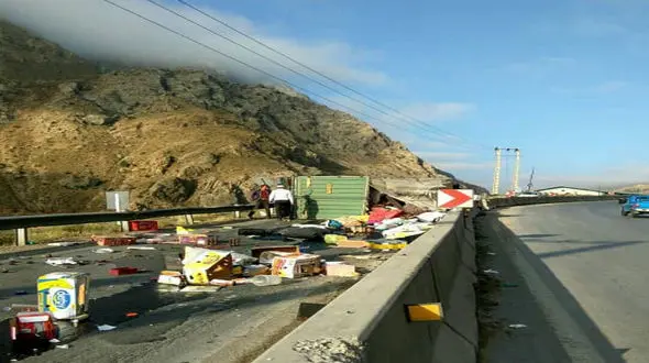 بازگشایی جاده هراز پس از حادثه واژگونی کامیون باری