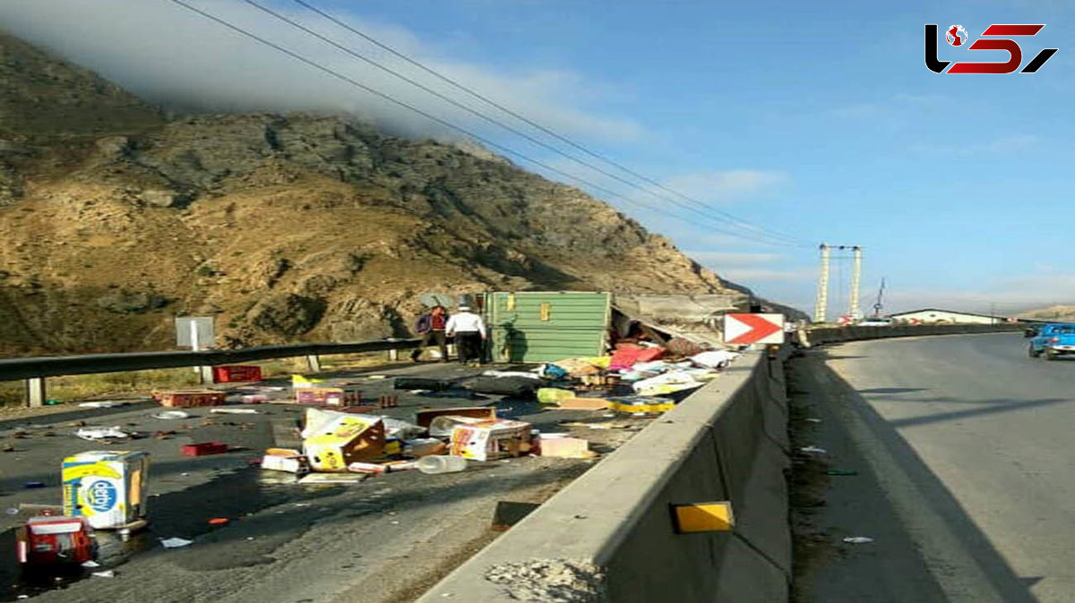 بازگشایی جاده هراز پس از حادثه واژگونی کامیون باری