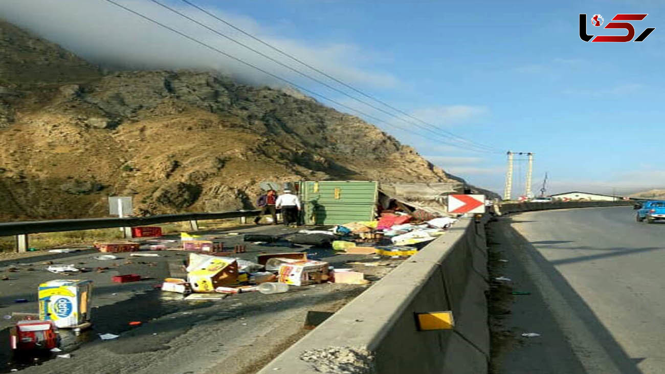 بازگشایی جاده هراز پس از حادثه واژگونی کامیون باری