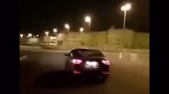 اقدام دیوانه کننده یک مرد  با خودروی گرانقیمتش + فیلم عجیب