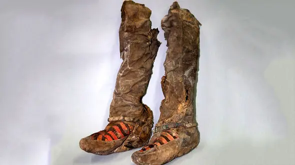 شباهت چکمه های شیک زن مومیایی مغول  به کتانی های  آدیداس+ تصاویر جالب