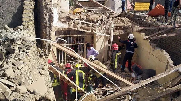 اتفاق وحشتناک در مشهد / زنده به گور شدن یک عده زیر ساختمان آوار شده + عکس