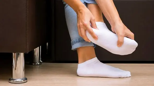 پاهای داغ و سوزان در شب؛ ۶ علت مهم که باید بشناسید + درمان