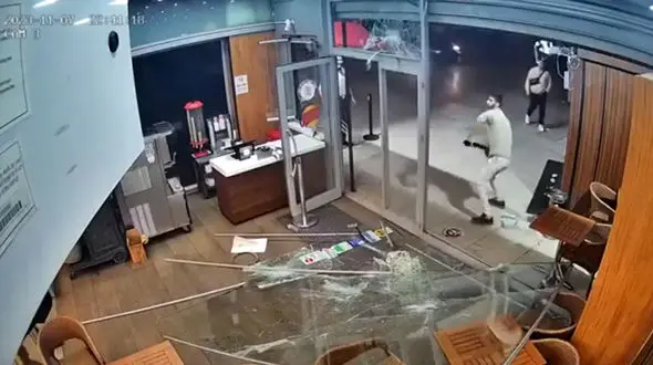 فیلم حمله یک جوان به رستوران برگر کینگ در ترکیه 