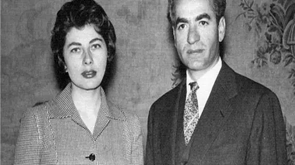 عکس / سفر به ایام قدیم سال 1331 /  سگ های ثریا و محمدرضا پهلوی در تفرجگاه خانوادگی 