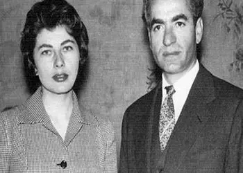 عکس / سفر به ایام قدیم سال 1331 /  سگ های ثریا و محمدرضا پهلوی در تفرجگاه خانوادگی 