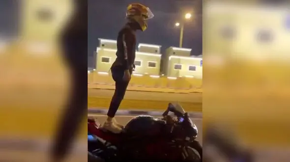 پلیس موتور جوان خطرآفرین را به دستگاه له کن انداخت ! + فیلم حیرت آور