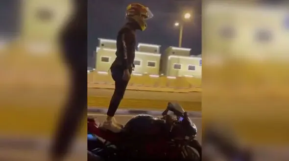 پلیس موتور جوان خطرآفرین را به دستگاه له کن انداخت ! + فیلم حیرت آور