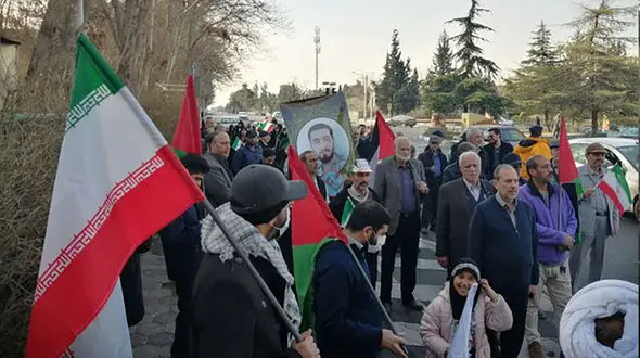 حرکت مردم اکباتان در راهپیمایی 22 بهمن از مسیر محل شهادت شهید آرمان علی‌وردی