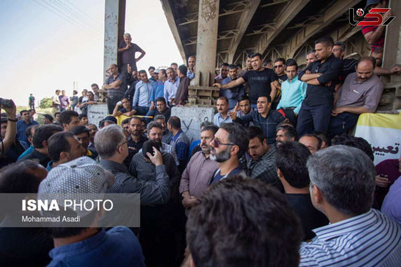 تجمع اعتراضی کارگران هپکوی اراک / نشستن آنها روی ریل قطار+عکس