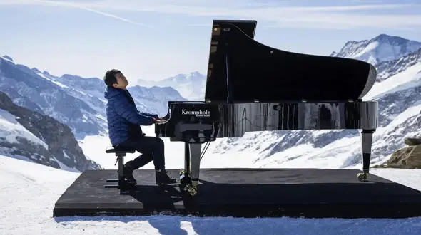 طنین صدای پیانو در ارتفاعات آلپ + فیلم 