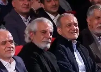 خنده های شیرین پزشکیان از شوخی های محمدرضا شریفی نیا در مراسم اهدای سیمرغ  بلورین جشنواره فیلم فجر 44:چطور در زمان شاه اجازه دادند ایشون سوار شاه بشه؟!