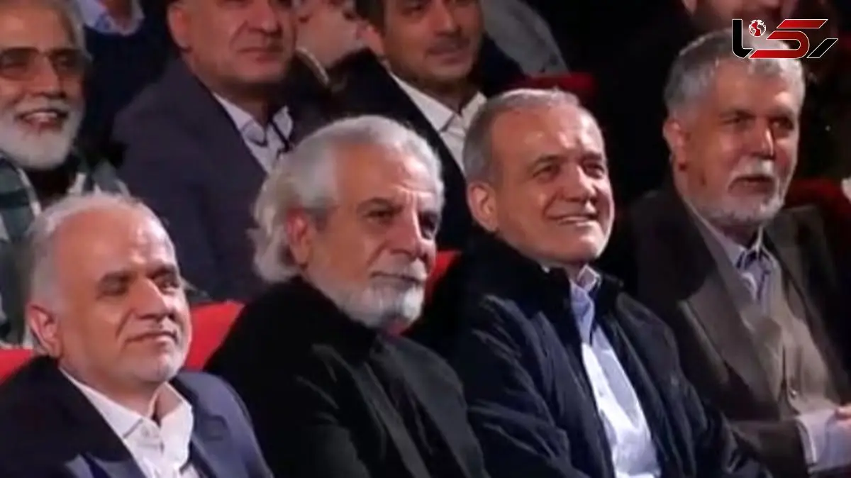 خنده های شیرین پزشکیان از شوخی های محمدرضا شریفی نیا در مراسم اهدای سیمرغ  بلورین جشنواره فیلم فجر 44:چطور در زمان شاه اجازه دادند ایشون سوار شاه بشه؟!