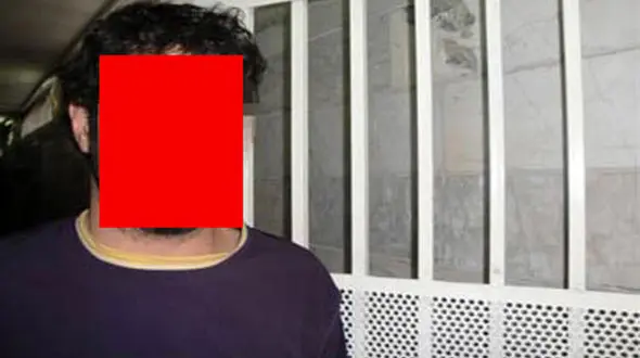 نظافتچی مجتمع تجاری مغازه ها را خالی کرد 