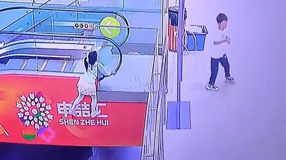 فیلم دلهره آور از گیر کردن دختربچه بر لبه پله برقی / او بین زمین و هوا آوایزان بود 