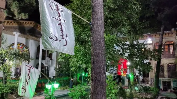 پرچم عزای محرم در تکیه ای با 90 سال قدمت در کرمانشاه علم شد/ اینجا عشق موج می زند