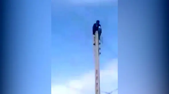 فیلم خودکشی دردناک مرد زاهدانی روی تیرچراغ برق