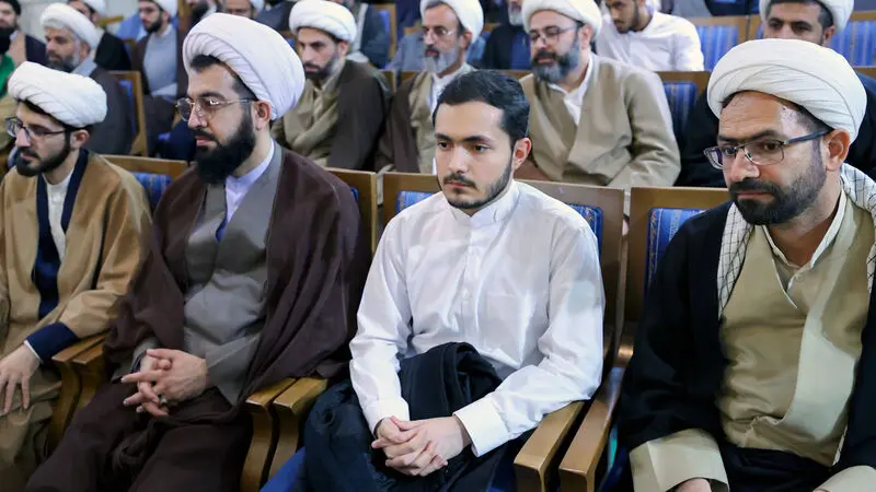  آیت‌الله سید ابراهیم رئیسی در پنجمین نشست رمضانی خود بعد از ظهر یکشنبه با جمعی از «علما و روحانیون حوزه‌های علمیه ، ائمه جماعات و نخبگان جامعه روحانیت» به گفتگو نشست.